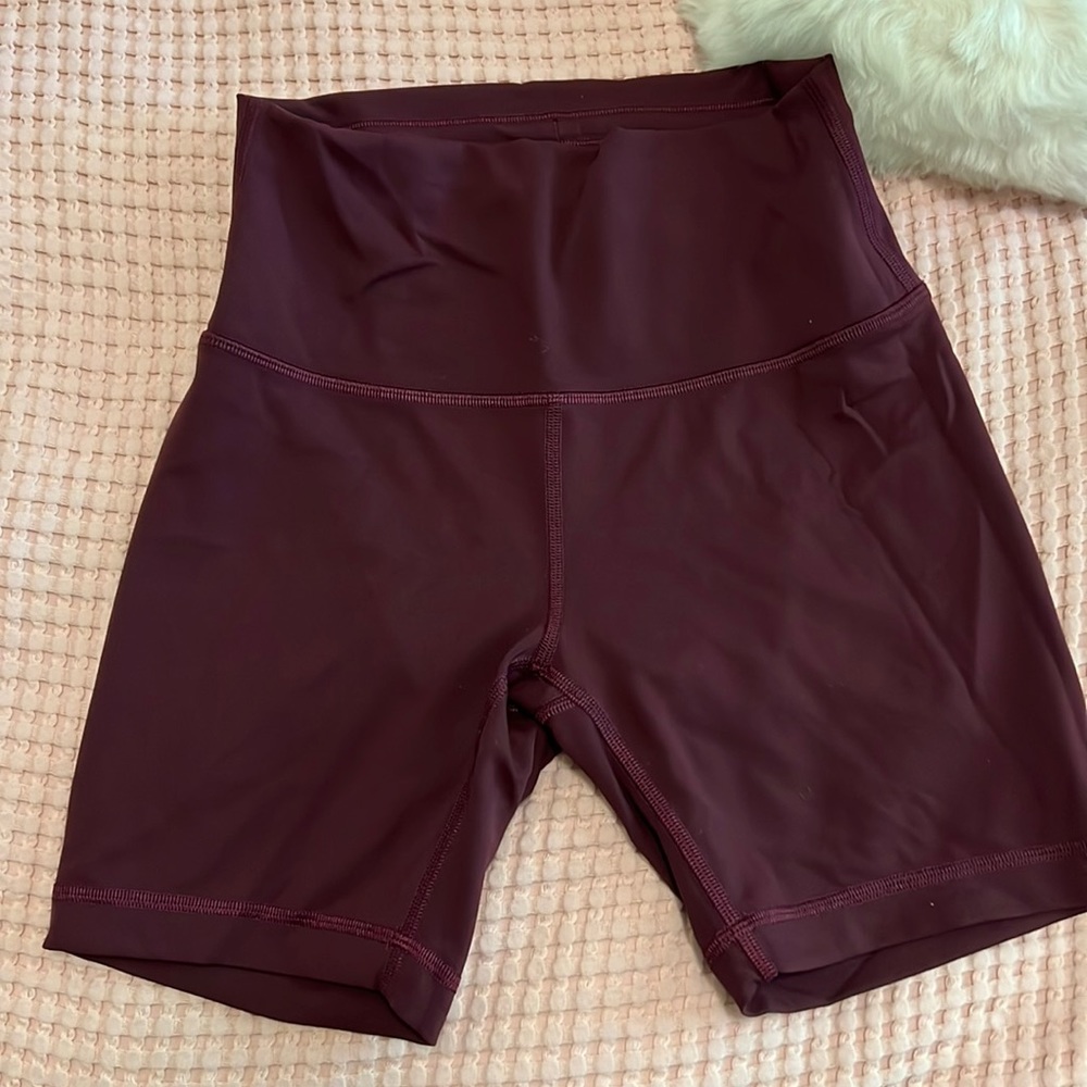 Lululemon 6” Wunder Under Shorts in Burgandy size 6